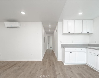 250 E 79th - Photo Thumbnail 2