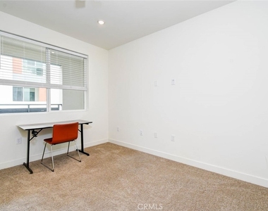1814 E 1st Street - Photo Thumbnail 13