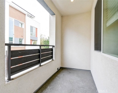 1814 E 1st Street - Photo Thumbnail 18
