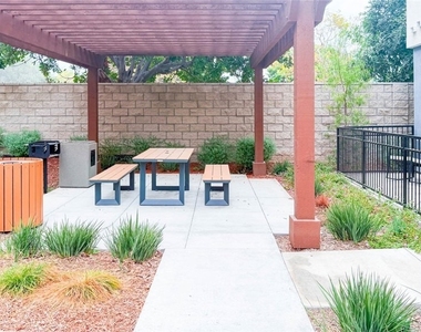 1814 E 1st Street - Photo Thumbnail 3
