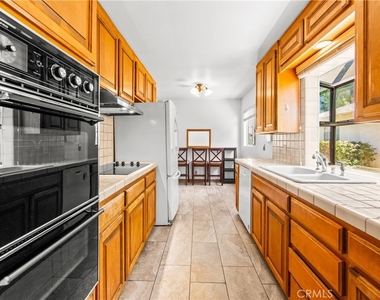 454 N Shattuck Place - Photo Thumbnail 10