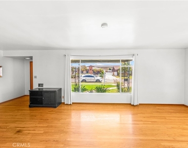 454 N Shattuck Place - Photo Thumbnail 5