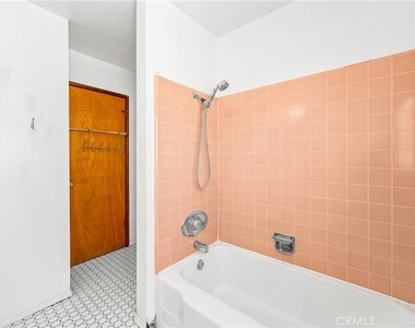 454 N Shattuck Place - Photo Thumbnail 26
