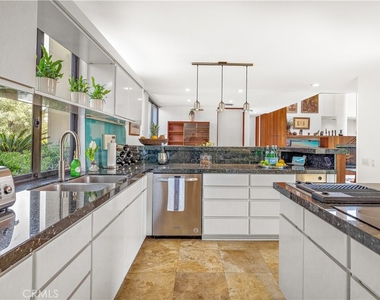 3028 Overhill Drive - Photo Thumbnail 9