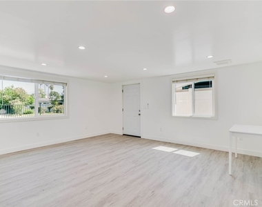 15526 Donmetz Street - Photo Thumbnail 5