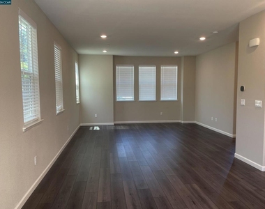 777 Country Club Dr - Photo Thumbnail 7