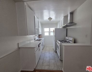 7621 Hampton Avenue - Photo Thumbnail 3