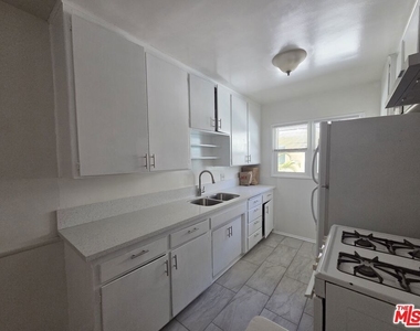 7621 Hampton Avenue - Photo Thumbnail 4