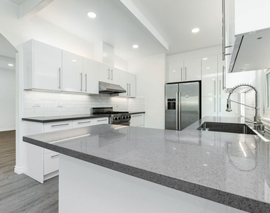 8718 Rosewood Avenue - Photo Thumbnail 13