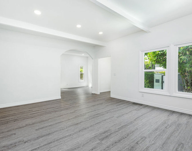 8718 Rosewood Avenue - Photo Thumbnail 9