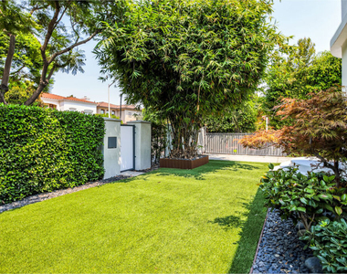 8718 Rosewood Avenue - Photo Thumbnail 3
