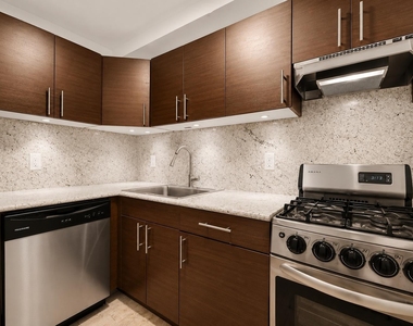 425 East 80th Street - Photo Thumbnail 2
