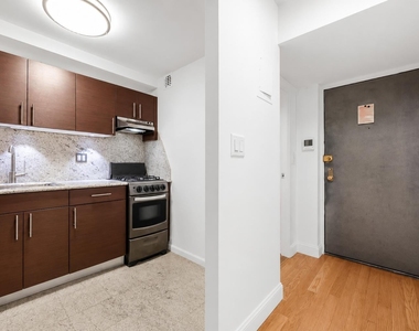 425 East 80th Street - Photo Thumbnail 4