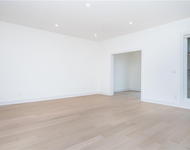 110 Chatsworth Avenue - Photo Thumbnail 11