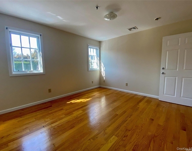 259 Glen Cove Avenue - Photo Thumbnail 6