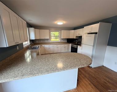 484 N Magee Street - Photo Thumbnail 6
