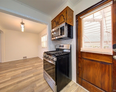 411 Saint John Place - Photo Thumbnail 13