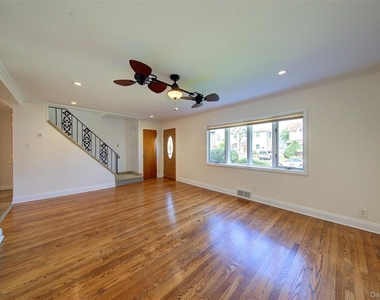 411 Saint John Place - Photo Thumbnail 3