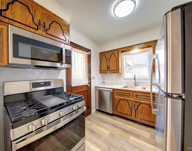 411 Saint John Place - Photo Thumbnail 10