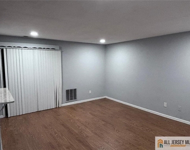 103 Woodbridge Common - Photo Thumbnail 3