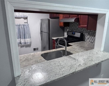 103 Woodbridge Common - Photo Thumbnail 5