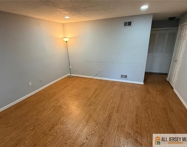 103 Woodbridge Common - Photo Thumbnail 2
