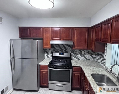 103 Woodbridge Common - Photo Thumbnail 4