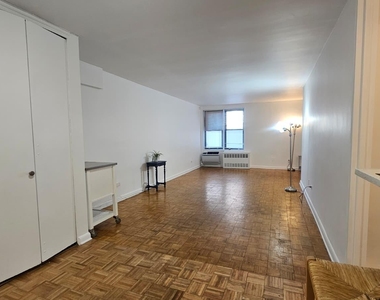 35-20 Leverich Street - Photo Thumbnail 4
