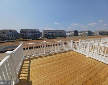 182 Coolidge Ave - Photo Thumbnail 5