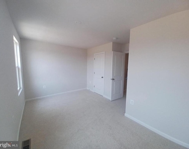 182 Coolidge Ave - Photo Thumbnail 10