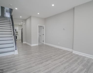 1535 W Seltzer Street - Photo Thumbnail 5