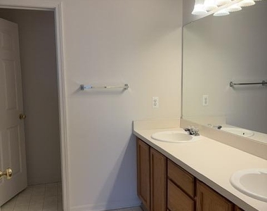 1452 Fox Pointe Circle - Photo Thumbnail 12