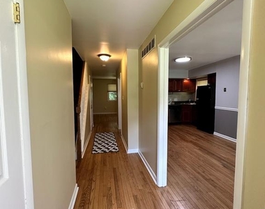 162 Bishops Drive - Photo Thumbnail 3
