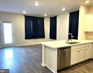 50 Peregrine Way - Photo Thumbnail 9