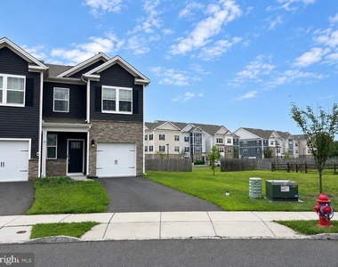 50 Peregrine Way - Photo Thumbnail 3