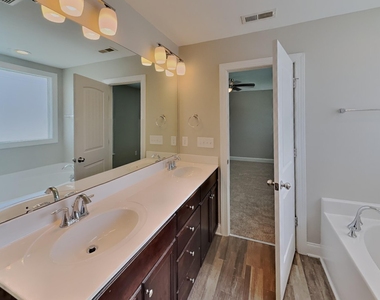 834 Lakemont Drive - Photo Thumbnail 8