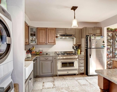 150 Monroe Street - Photo Thumbnail 14