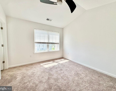 1066 Wickersham Way - Photo Thumbnail 11