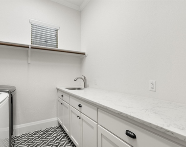1410 Hart St - Photo Thumbnail 9