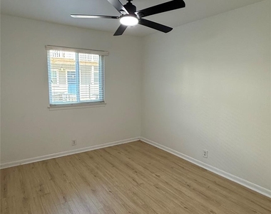 2401 Manor Rd - Photo Thumbnail 8