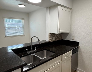 2401 Manor Rd - Photo Thumbnail 2