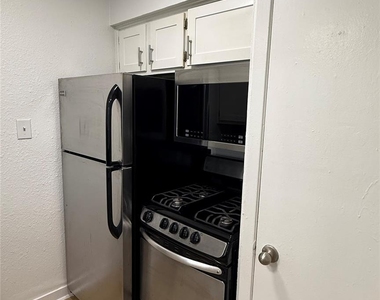 2401 Manor Rd - Photo Thumbnail 3