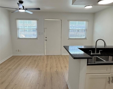 2401 Manor Rd - Photo Thumbnail 5