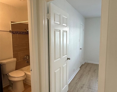 2401 Manor Rd - Photo Thumbnail 6