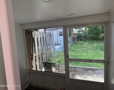 122 N Myrtle Street - Photo Thumbnail 2