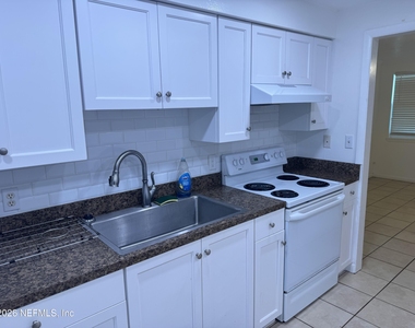 122 N Myrtle Street - Photo Thumbnail 7