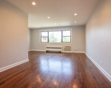 6807 N Ridge Boulevard - Photo Thumbnail 4