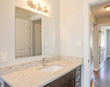 6807 N Ridge Boulevard - Photo Thumbnail 10