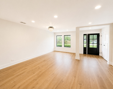 707 W Woodland Road - Photo Thumbnail 2