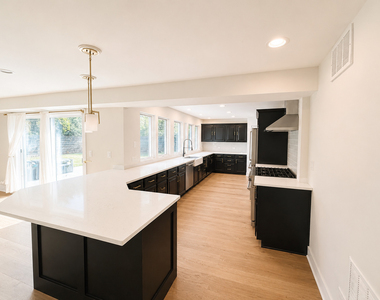 707 W Woodland Road - Photo Thumbnail 6
